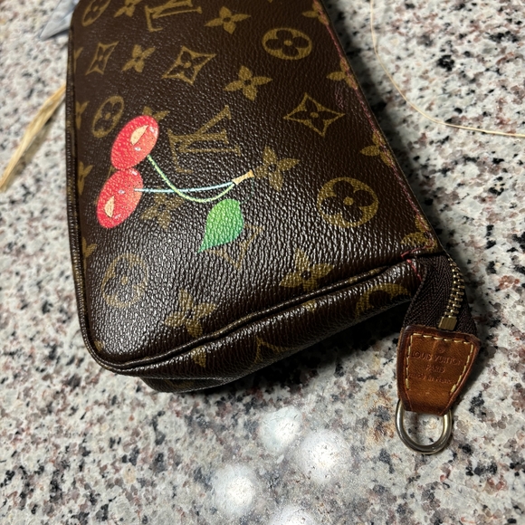 Louis Vuitton cherry pouchette - Picture 5 of 7